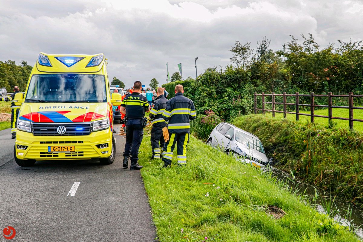 Auto in slootje na aanrijding..