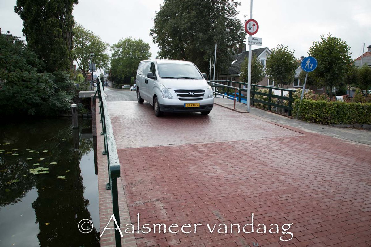 Dorpsstraat #Aalsmeer weer open. Winkeliers <a href="/AalsmeerCentrum/">Aalsmeer Centrum</a> kunnen opgelucht zijn, Barendebrug op tijd hersteld voor volgende klus bit.ly/2F5VNJV