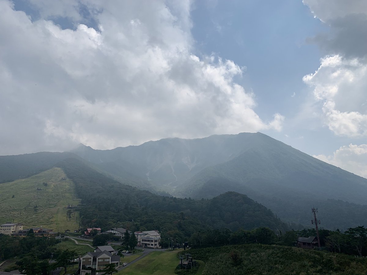 みー 豪円山のろし台から 大山どーーん うーみー 霞んでいます 山頂は展望なし ひっつき虫いっぱい