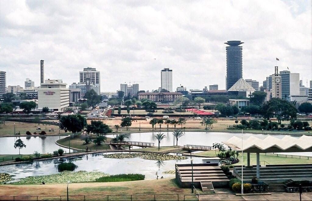 2/Just like with projects we are seeing today, the Kenya Times Complex would be financed by $200mn in loans guaranteed by the govt.Proposed by Robert Maxwell, the British-designed complex would house a statue of Moi, Kanu party HQs, KTN, conference & shopping facilities.