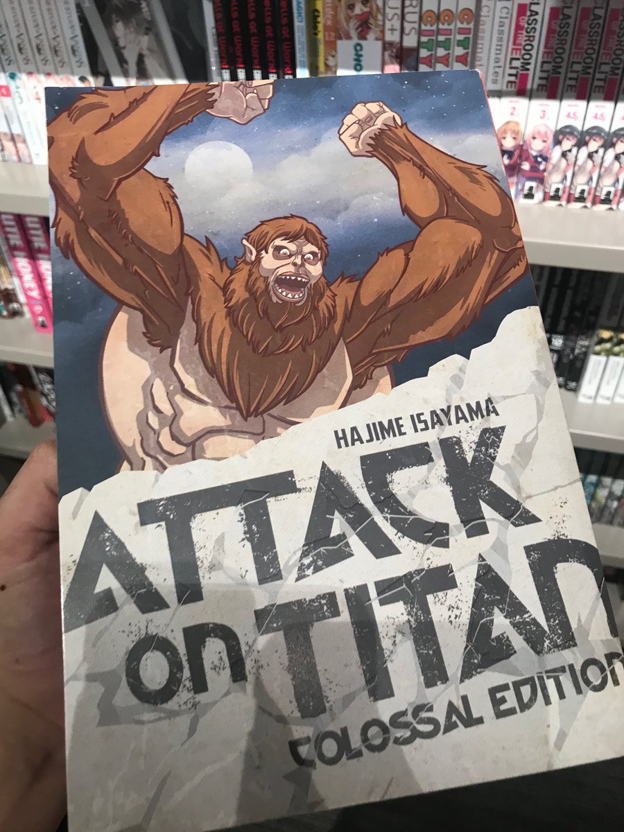 進撃の巨人のColossal Edition(巨大版)名前通りデカいし紙も少し光沢あって印刷めっちゃ綺麗で生原稿感凄い。日本語版ないのかなー 