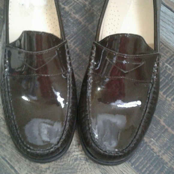 wglivingston's tweet photo. So good I had to share! Check out all the items I'm loving on @Poshmarkapp from @amiedykow #poshmark #fashion #style #shopmycloset #theory #colehaan: https://t.co/2Ok78wdELF https://t.co/icixAFqnWS