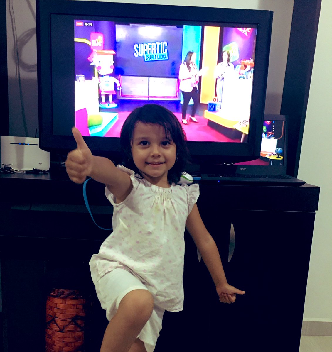 MarcelaRojasEs's tweet photo. En familia en el #Lanzamiento de la Charla #SuperTIC para los niños y niñas de 6 a 11 años de @EnTICconfio y activa el #PoderDigital y la #BuenaOndaDigital y prevenir los Riesgos en Internet https://t.co/dhe2WENlNA
