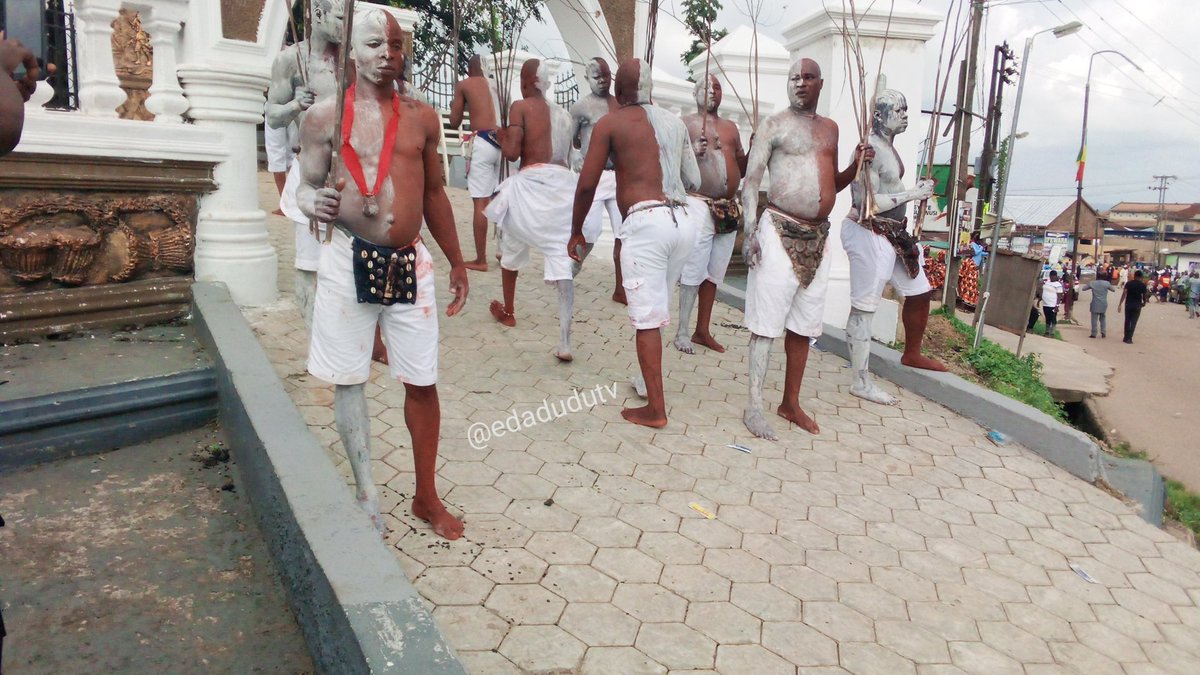 edadudutv's tweet photo. #ThrowbackThursday
The Ọọ̀ni Ẹmẹ̀sẹ̀ on Lókolóko Duties at ỌLỌ́JỌ́ FESTIVAL 2019 Òkèmògún, Ilé-ifẹ̀.
#EdaDuduTV #PreserveAfrika #IleIfe #OoniofIfe #Isese #Lokoloko #Emese #OlojoFestival #OlojoFestival2019 #EdaDudu
Show some love and KINDLY Retweet.
@Adeleye_EdaDudu https://t.co/bJFAOXsdtJ
