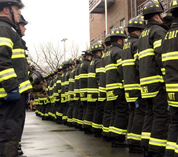 Firefrank76's tweet image. At the #FDNY Fire Academy- in the area where probies line up to begin their day sits a pull up bar that all new #firefighters train.
This pull up bar is supported by #WTC steel.
Inscription: 
Be proud
Be brave
Be strong
But most of all be prepared
FDNY
Never forget 9-11-2001
