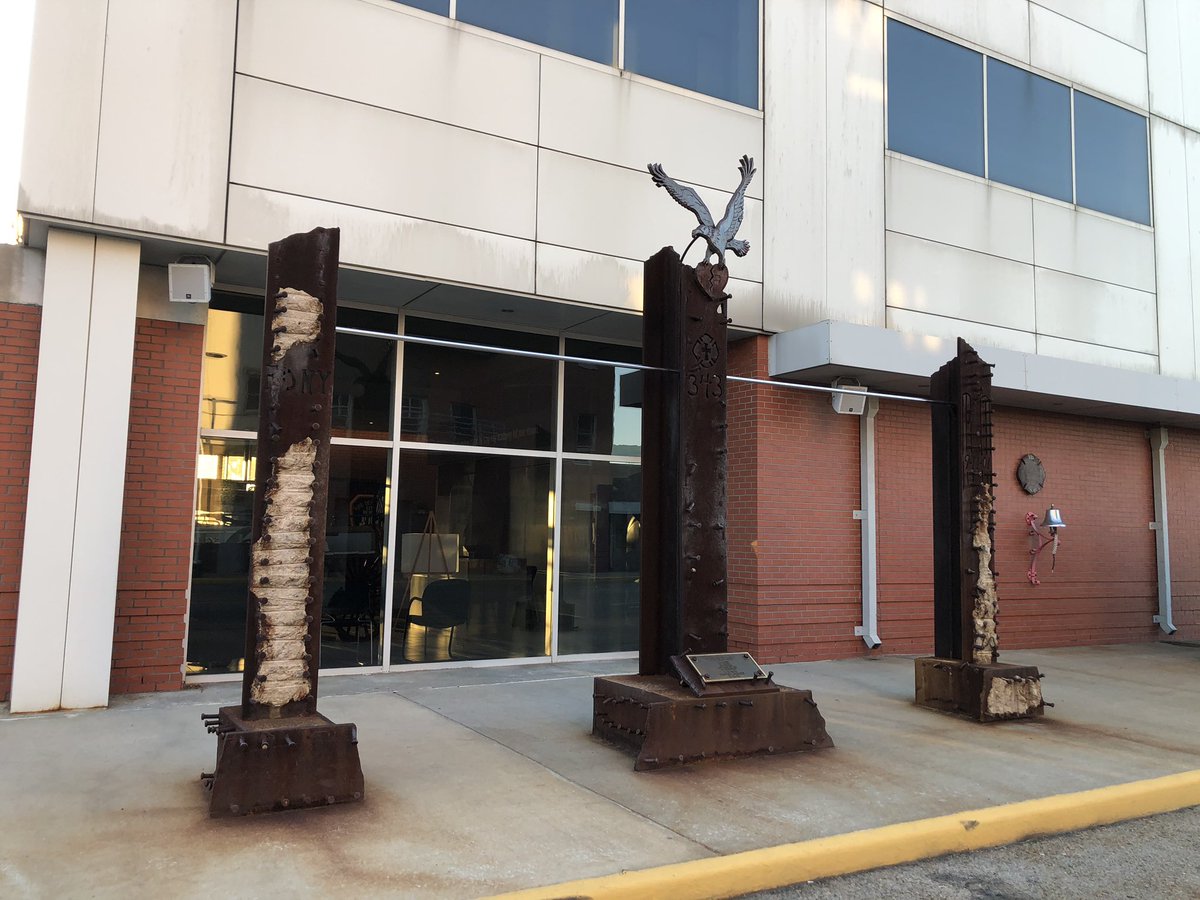 Firefrank76's tweet image. At the #FDNY Fire Academy- in the area where probies line up to begin their day sits a pull up bar that all new #firefighters train.
This pull up bar is supported by #WTC steel.
Inscription: 
Be proud
Be brave
Be strong
But most of all be prepared
FDNY
Never forget 9-11-2001