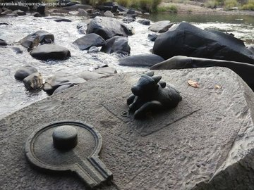 VertigoWarrior's tweet photo. The mysterious and divine ‘Sahasralinga’ in Shalmala river, Karnataka consists of over thousand rock cut Shivalingas. The unique carvings which also include the deities of Ganesha and Nandi are said to exhude a mystic aura. https://t.co/2pp2GXzRol