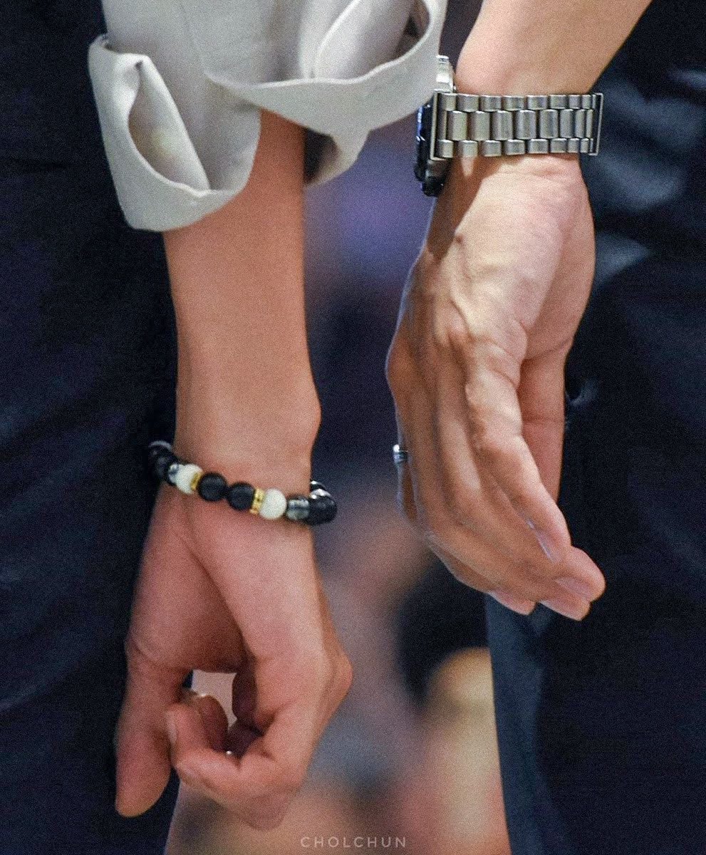 the contrast between his physique and his boyfriend's makes it even sexier 