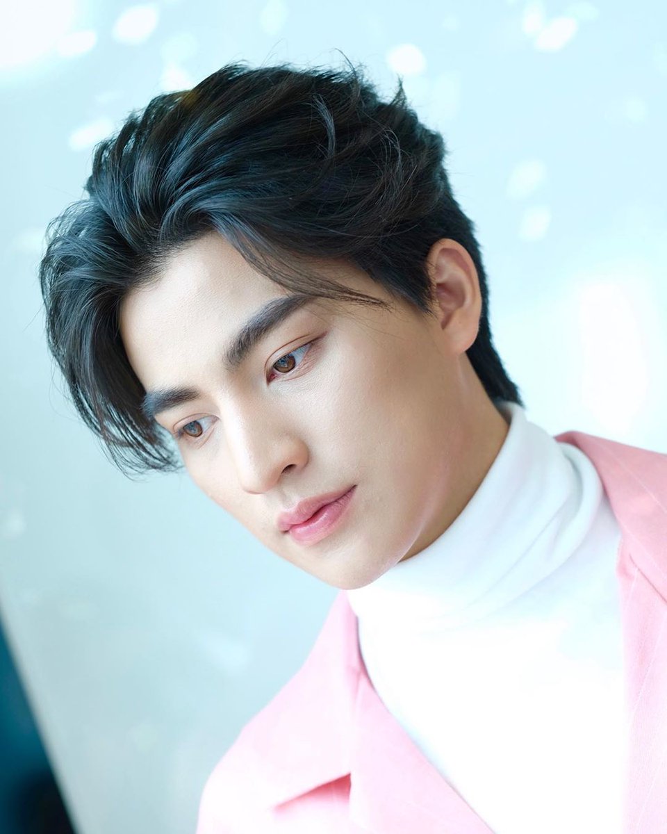 you can see his duality in the first two pictures compared to the other two, and its interesting see how he can have both auras coexist within his countenance.