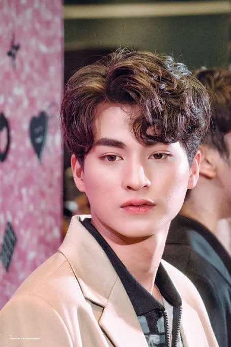 you can see his duality in the first two pictures compared to the other two, and its interesting see how he can have both auras coexist within his countenance.