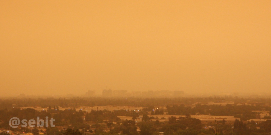 Brankky's tweet photo. @adamonzon Tomé estas fotos con mi cannon para mostrar el humo que arropa la zona de la Bahía de San Francisco, debido a los fuegos forestales en California. Las fotos no tienen filtro alguno. https://t.co/R7kjxtN8rB