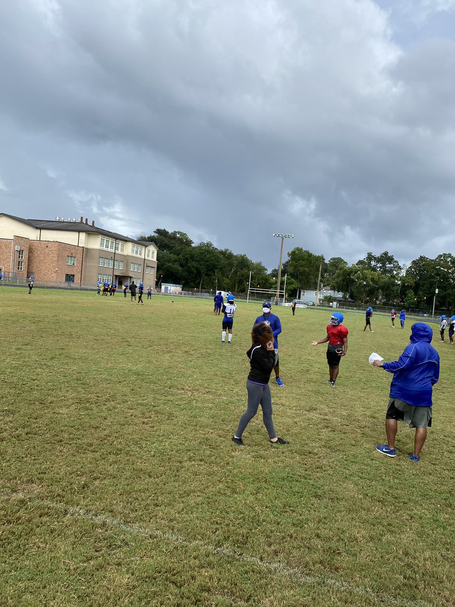BOYimBlessed's tweet photo. I may be hard on them but I love these young as if they were my own 🔵🔵🔵 #LeeHigh #BuildingYoungMen #CoachQ #1200SMcduffAve https://t.co/0ePBIUykGH
