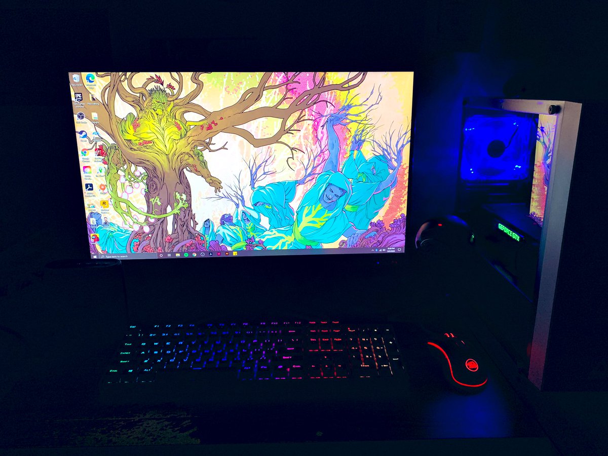 After 20 years of console snobbery, I’m officially a PC gamer™️ now too! Huge thanks to <a href="/JackCRonayne/">Jack Ronayne</a> for the custom build. 🙌🏻