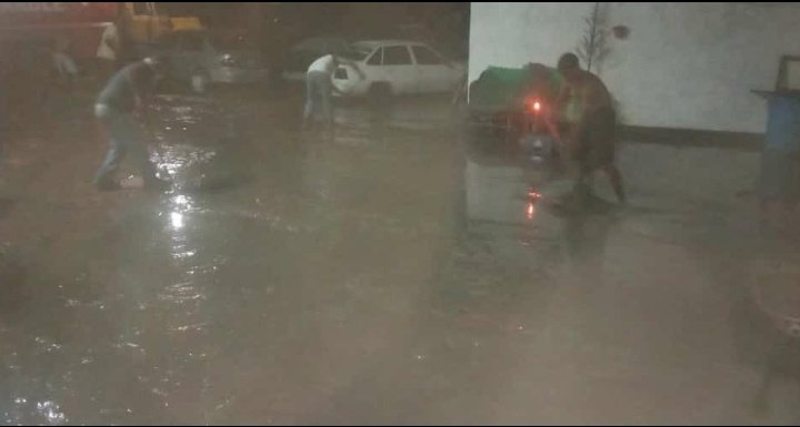 ReporteYa's tweet photo. #9Sep #Aragua #RioElLimón 
@Glenson11: Mi familia tratando de limpiar la casa luego de ser afectados por el desbordamiento del río El Limón. https://t.co/h97bmfkj7f
