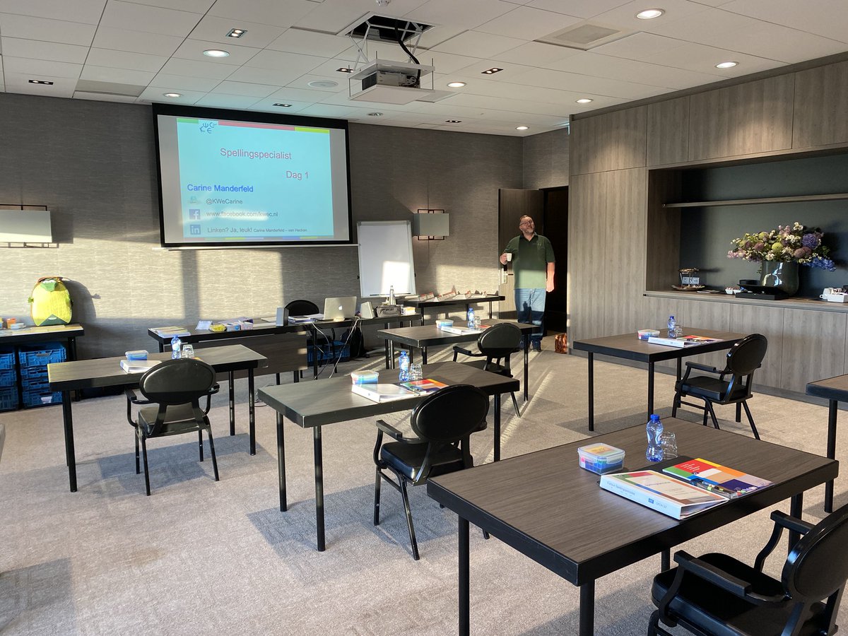 Klaar voor dag 1 cursus #Spellingspecialist bij <a href="/ValkZwolle/">Hotel Zwolle</a>. Mijn charmante assistent 😉 brengt het eerste bakkie leut. #coronaproof #irl #onderwijs #logopedie #WatWerktWelEnWaarom