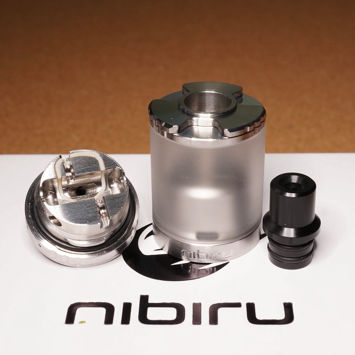 VAlphaline's tweet image. Moddog x Svapodromo｜Nibiru RTA 入荷。ご存知イタリアンビックネームによる国内入手困難の激レア！コラボモデルです。コンデション極上のお宝アイテムとなりますので、是非お見逃し無く！🤩🤩🤩 DM大歓迎 #Moddog #Svapodromo #Nibiru #RTA #HighEnd #Vape #vape放出 #vape好きな人と繋がりたい