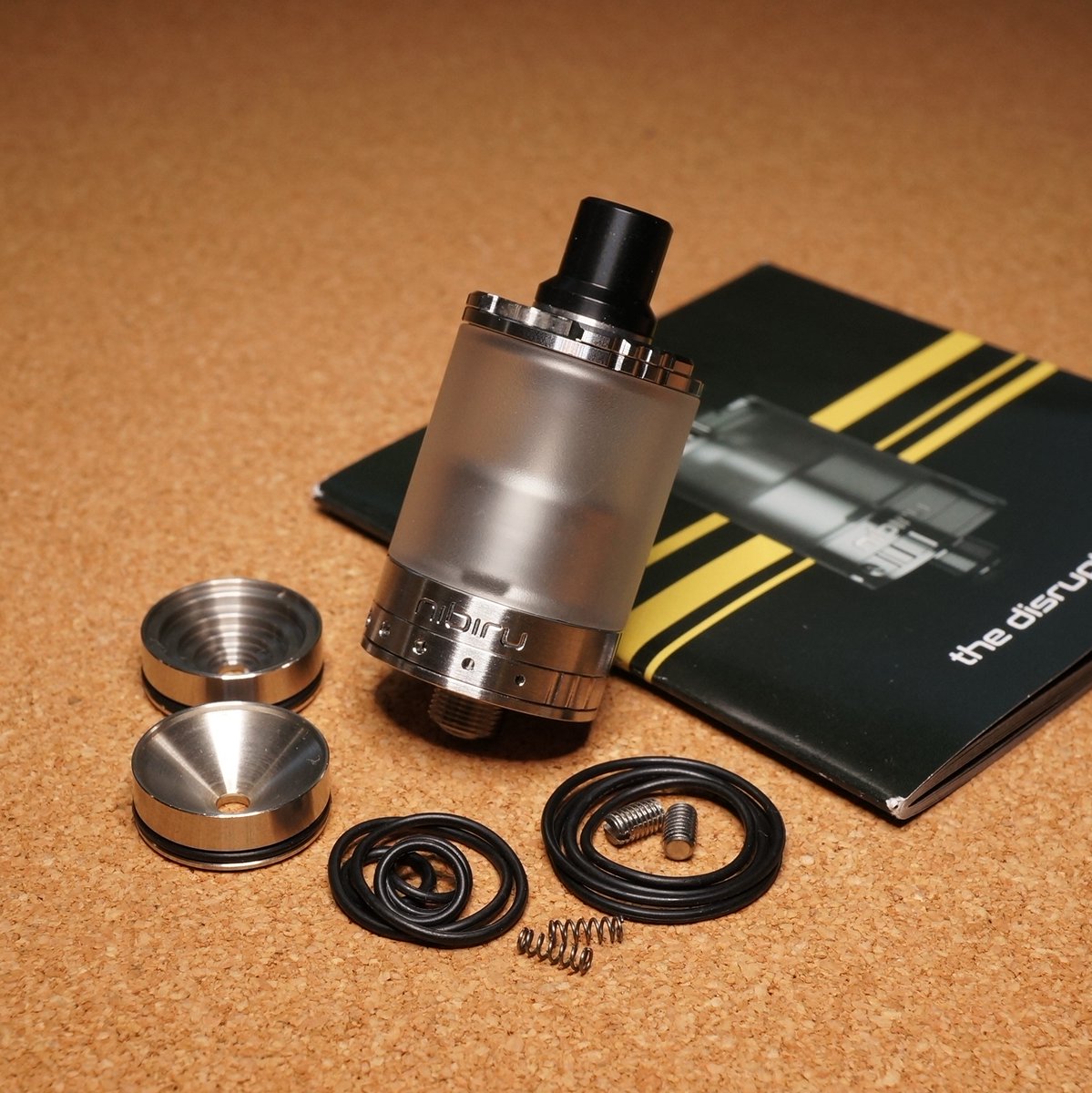 VAlphaline's tweet image. Moddog x Svapodromo｜Nibiru RTA 入荷。ご存知イタリアンビックネームによる国内入手困難の激レア！コラボモデルです。コンデション極上のお宝アイテムとなりますので、是非お見逃し無く！🤩🤩🤩 DM大歓迎 #Moddog #Svapodromo #Nibiru #RTA #HighEnd #Vape #vape放出 #vape好きな人と繋がりたい