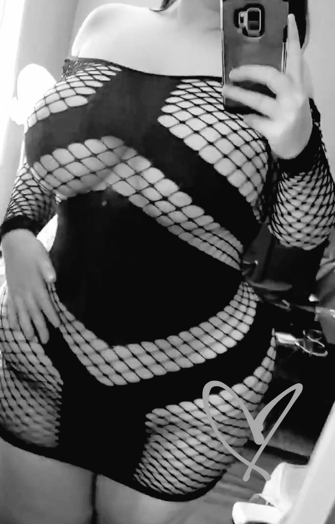 bbwbucket's tweet photo. I was going through some selfies and lamenting over how y'all will never get to see how cute I am, so here's some full body shots and the closest you're ever going to get to seeing my face. 😉😘 https://t.co/dqGLL2hkHH