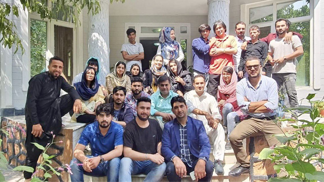 OmaidSharifi's tweet image. Thank you for your creative and committed work! Part of the @ArtLordsWorld family in our gallery in Kabul. #ArtLords #Art4SocialChange #Artivists