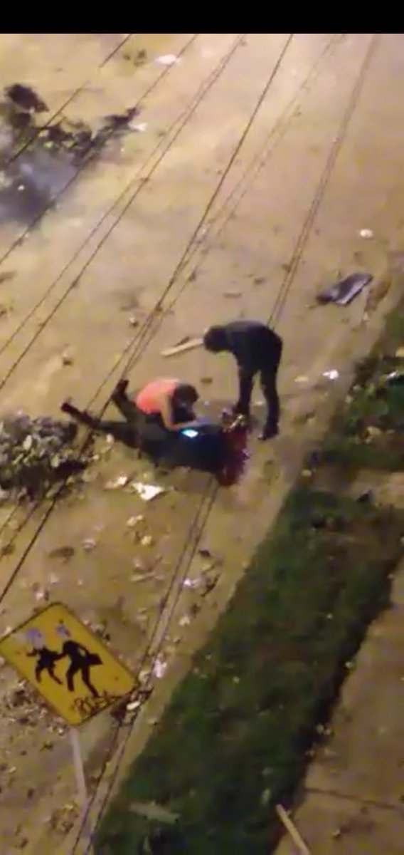 agatha_arias's tweet photo. No llega la ambulancia, por favor llamen, llenen las lineas, es alfrente del caí de Verbenal, nadie les ayuda. La señora está desesperada, un policía le mató a la pareja  que llevaba un domicilio. 

#ColombianLivesMatter #ColombiaEnAlertaRoja #PoliciaCriminal #PoliciasAsesinos. https://t.co/m7UbuFePr5