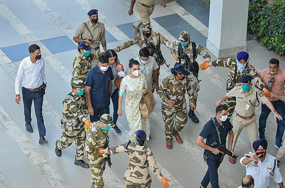 Gokul_151980's tweet image. #YplusSecurity

#டயர்நக்கி அவர்களுக்கும் இது போல...

மகுடம் சூட்டியும், மஞ்சள் தெளித்தும், மாலையிட்டும்  கொண்டாடி...

இறுதியில் வெட்டபட்டார் என்பதை அவதனிக்கிறேன்.