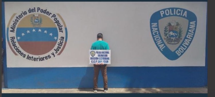 Sharo1412's tweet photo. Lamentable registro fotográfico, que solo demuestra que exigir un derecho nos convierte en objetivo de la violencia de un estado que no tiene capacidad de garantizarlos. Es un trato indigno para un miembro del Equipo de Salud.#LibertadParaWilliams https://t.co/rOzjEWtiEE