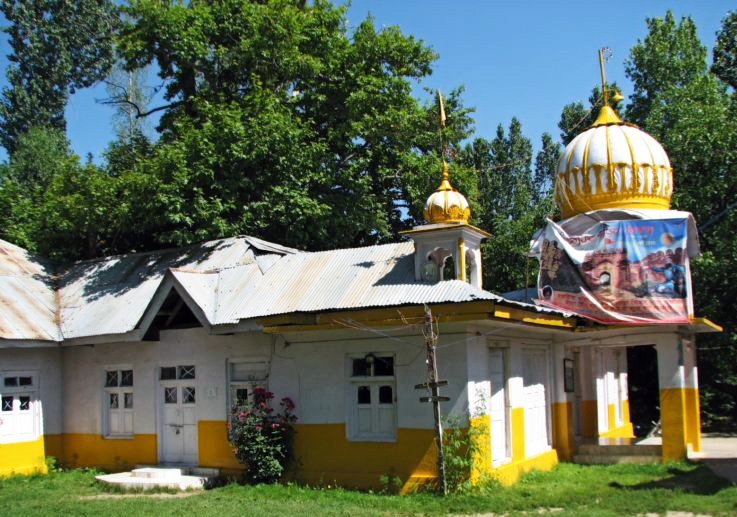 Sangat bowed in front of Guru Sahib and told him the whole story. Guru Sahib told them to go back and offer honey to Bhai Katu Shah then he(Guru Sahib) will accept.
<a href="/KhalistanIsAJo1/">#NahiChahiyeKhalistan</a> <a href="/DarrenVirk/">🅳🅰🆁🆁🅴🅽 🆂🅸🅽🅶🅷 🆅🅸🆁🅺</a> <a href="/ATdsingh/">Author Tarun Deep Singh सरदार तरुण दीप सिंघ 🇮🇳</a> <a href="/KaurGunjann/">Gunjan Kaur</a>  <a href="/singh_harmeet84/">🇮🇳Harmeet Singh🇮🇳</a> @Kuldeep_singh26 <a href="/NupurKaur1/">Nupur Kaur</a> <a href="/Amarjot42854873/">Amarjot Kaur</a>