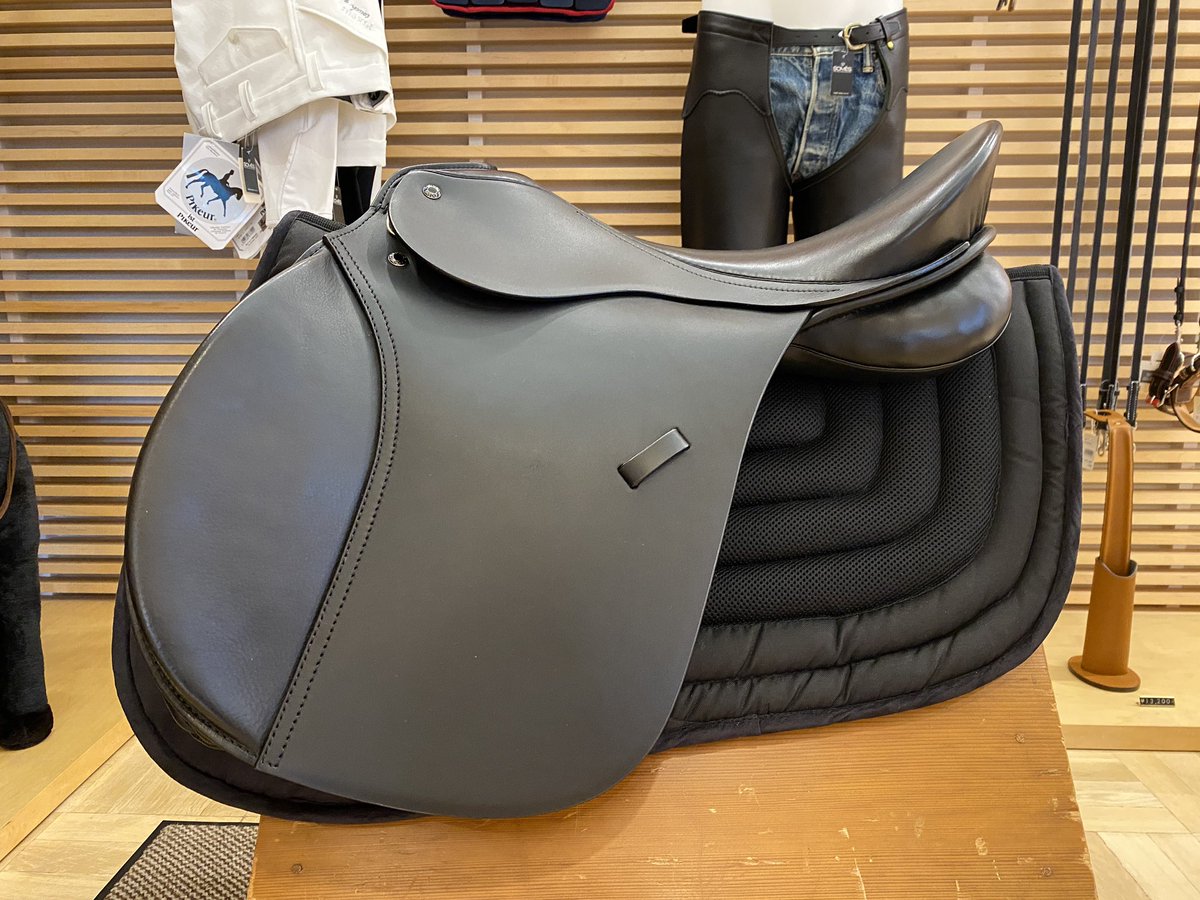 ソメスサドルで製造している鞍は大きく分けて3種類。 1枚目、競馬用の 