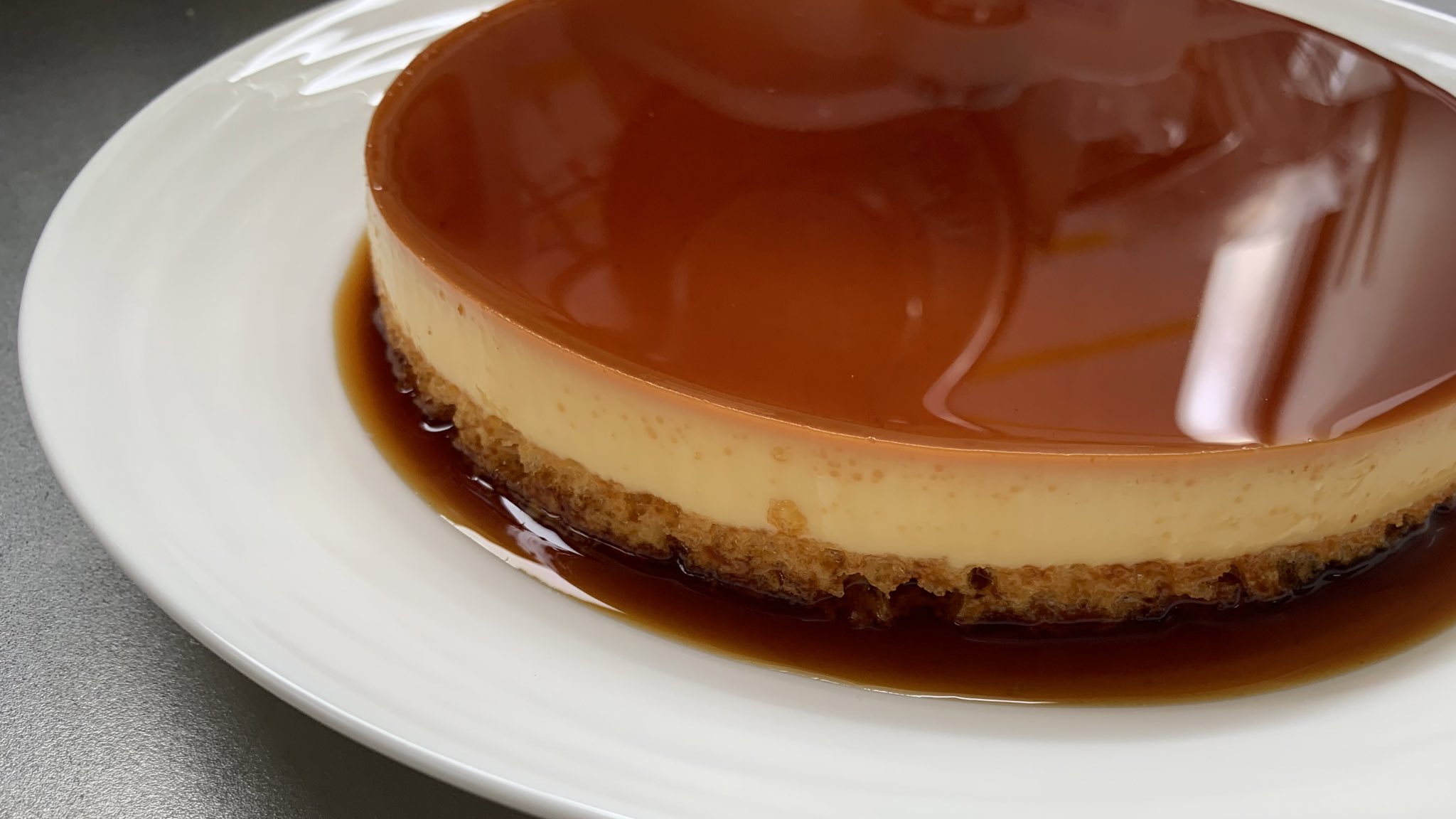 真波 プリンケーキ出来上がり プリン プリンケーキ 両手に武器故に最強 鏡みたいなツヤが成功を教えてくれる ๑ ᴗ 焼成温度はプリンの焼き方に寄せることで す が入るのを抑えて食感を良くしています すぐなくなる めっちゃ美味い