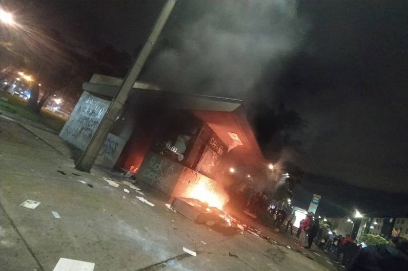 Sofizulu2's tweet photo. THIS IS COLOMBIA RIGHT NOW THIS IS OUR REALITY.... WE NEED HELP WE NEED U TO SUPPORT OUR MOVEMENT #ColombianLivesMatters  #PoliciasAsesinos #MasacresEnColombia https://t.co/BQIwCEYzR2