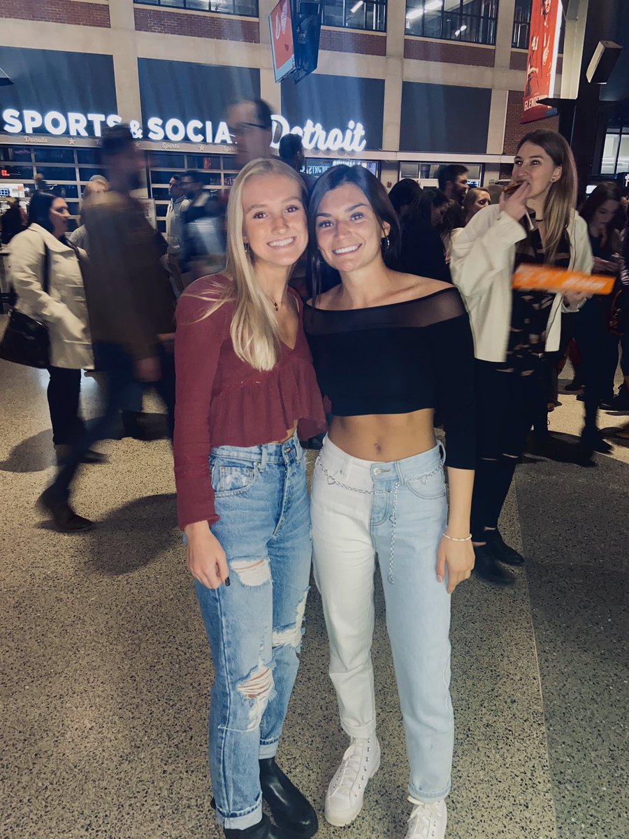 ewillingham4's tweet photo. everybody bow down to the bday princess @Haley_Hall10 is 21😧😧 have the best day ever i love you so much😘 #wigsON #bdaycup https://t.co/evmzt7erUO