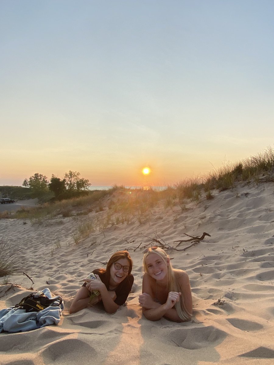 ewillingham4's tweet photo. everybody bow down to the bday princess @Haley_Hall10 is 21😧😧 have the best day ever i love you so much😘 #wigsON #bdaycup https://t.co/evmzt7erUO