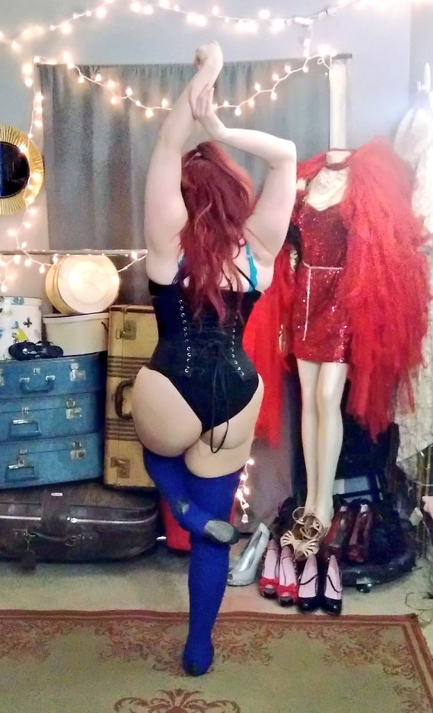 SofiedeSade's tweet photo. When you find your light and angles on #waisttrainingwednesday 
#corset #corsety #burlesque #corsettraining #burlesquedancer #burlylife #stlburlesque #stlburlyq #stlburlesquedancer #waisttrainer #dancers #curvydancer #curvygirl https://t.co/ZuIdB0V7Fp