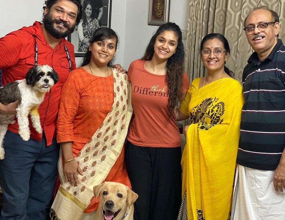 KeerthyFanzz's tweet photo. Queen @KeerthyOfficial At Her Sister's Wedding Anniversary Celebrations 😍❤️

@RevathySureshK @MenakaSuresh4 
#KeerthySuresh https://t.co/VrPi3V25xM