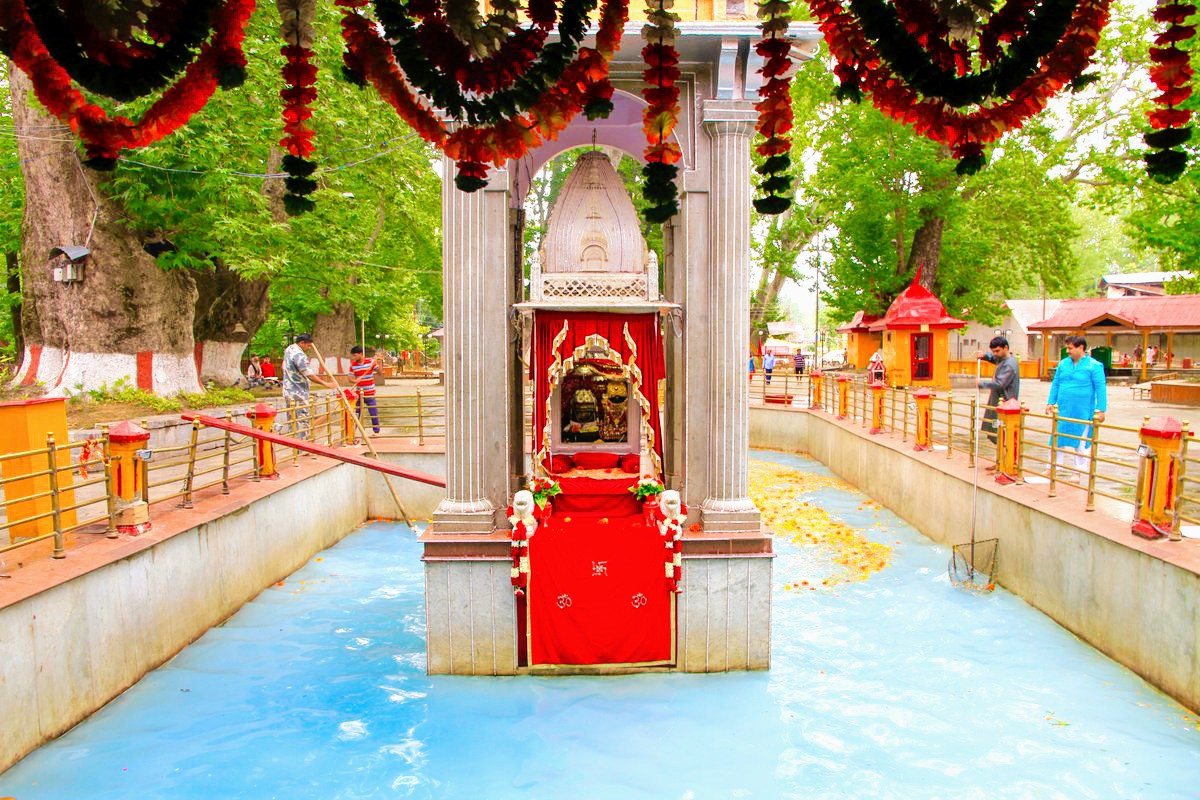  #Thread on Lesser known Temple of Kashmir:Kheer Bhawani TempleSituated in Tulmula village near Srinagar, Goddess Ragnya Devi, an incarnation of Goddess Durga is the presiding deity of this temple. Temple derives its name from kheer offered as prasada to godess @LostTemple71/4