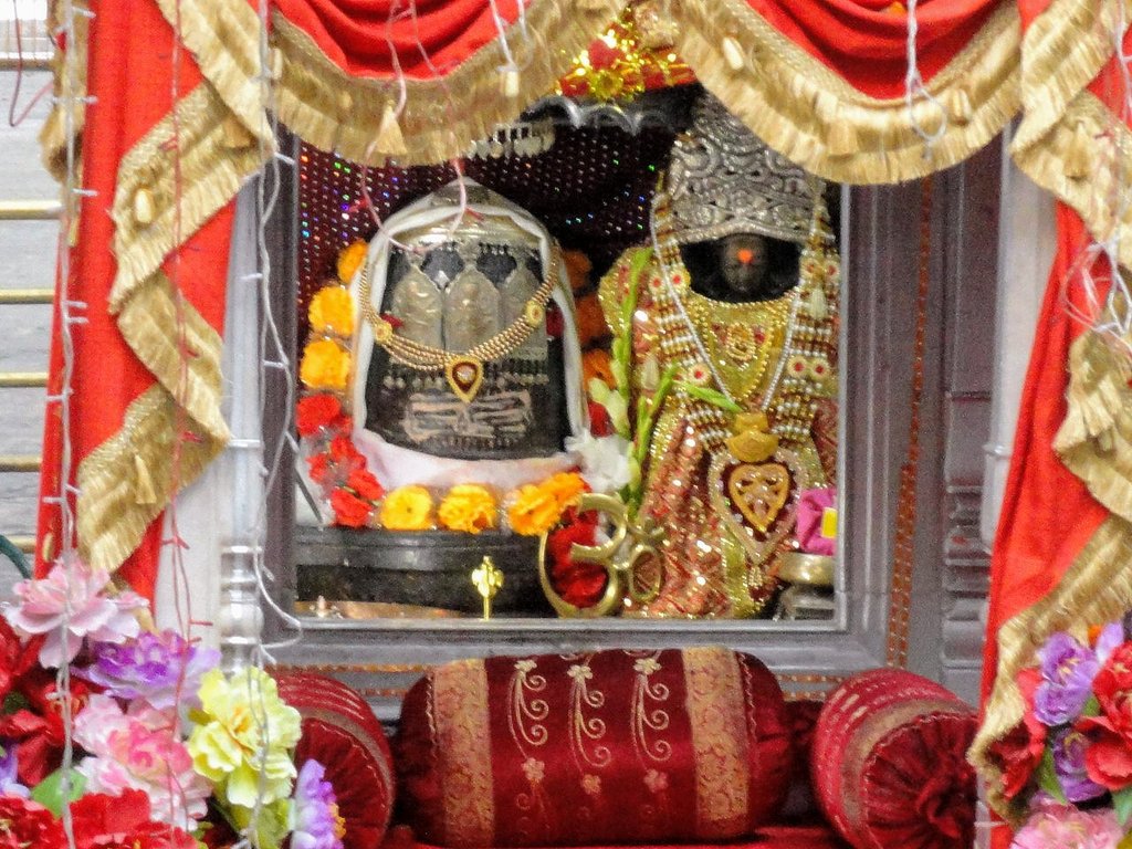  #Thread on Lesser known Temple of Kashmir:Kheer Bhawani TempleSituated in Tulmula village near Srinagar, Goddess Ragnya Devi, an incarnation of Goddess Durga is the presiding deity of this temple. Temple derives its name from kheer offered as prasada to godess @LostTemple71/4