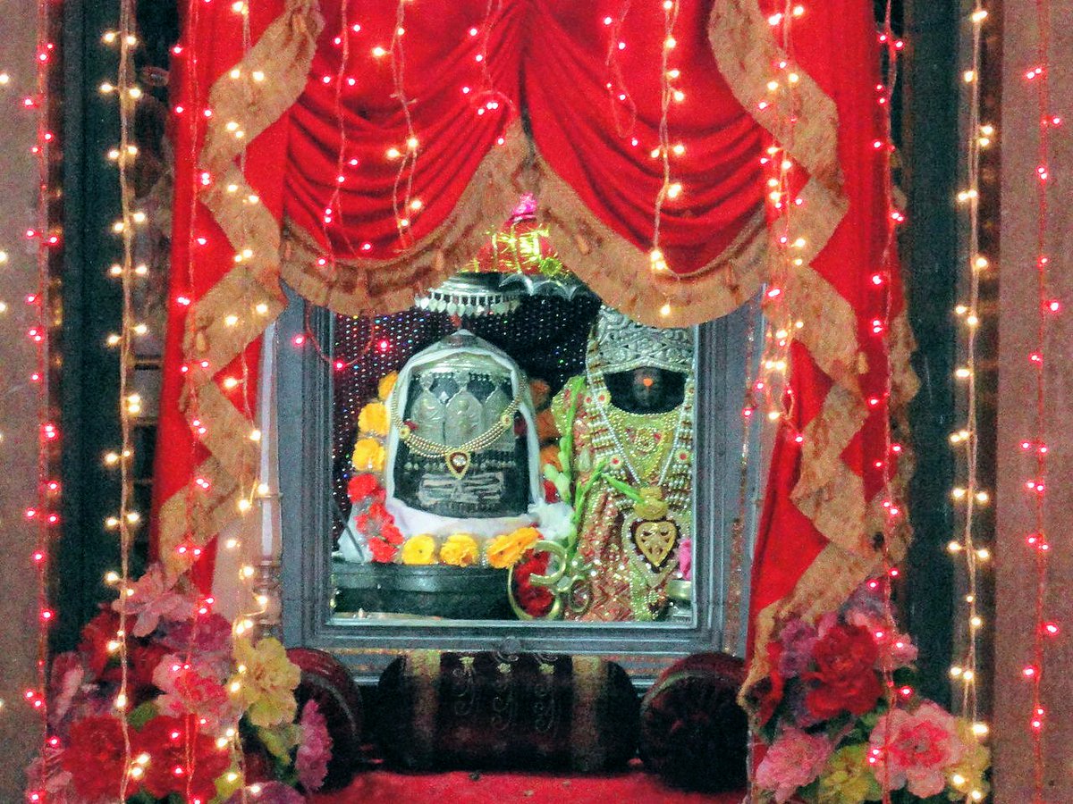  #Thread on Lesser known Temple of Kashmir:Kheer Bhawani TempleSituated in Tulmula village near Srinagar, Goddess Ragnya Devi, an incarnation of Goddess Durga is the presiding deity of this temple. Temple derives its name from kheer offered as prasada to godess @LostTemple71/4