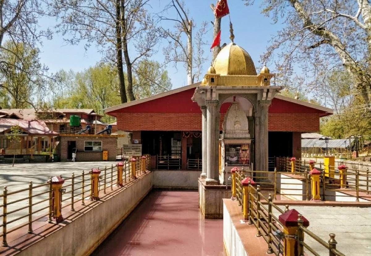  #Thread on Lesser known Temple of Kashmir:Kheer Bhawani TempleSituated in Tulmula village near Srinagar, Goddess Ragnya Devi, an incarnation of Goddess Durga is the presiding deity of this temple. Temple derives its name from kheer offered as prasada to godess @LostTemple71/4