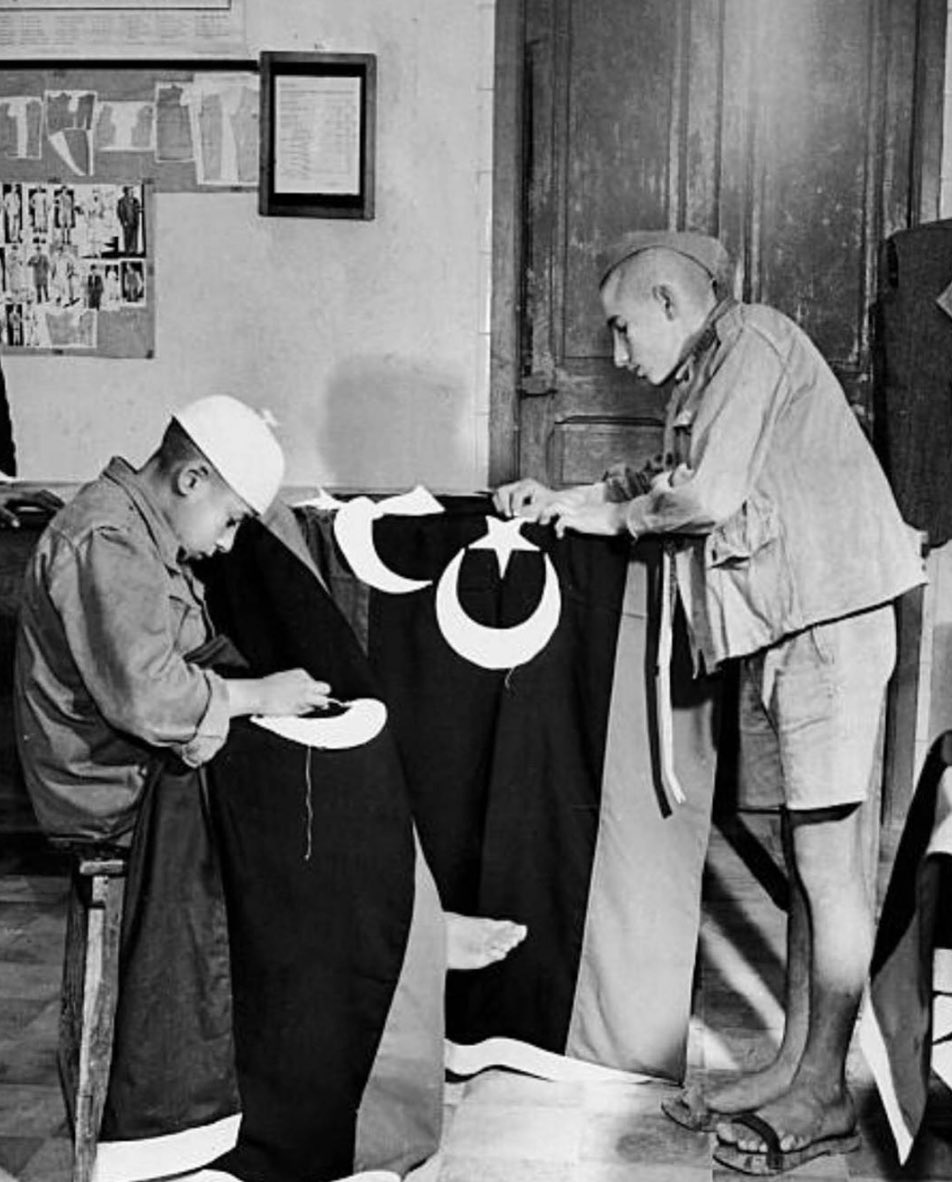 What’s the story behind the  #Libyan flag? It was introduced in 1951, following the creation of the Kingdom of  #Libya, founded upon the  #Sanusiyya religious order which itself was founded by  #Algerian Muhammad ibn Ali as-Sanussi.