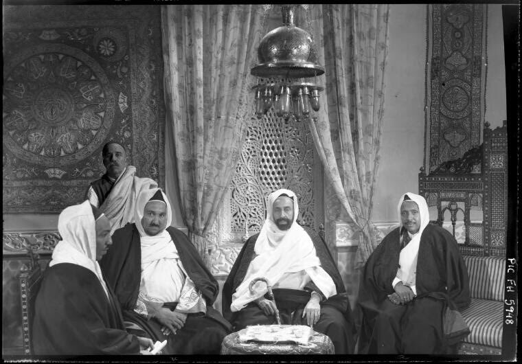 Idris I became the first king of Libya in 1951. Vice President of the National Assembly and distinguished member of the Cyrenaican delegation Omar Fayek Shennib from Derna designed the flag. It represents the monarchy established after independence.