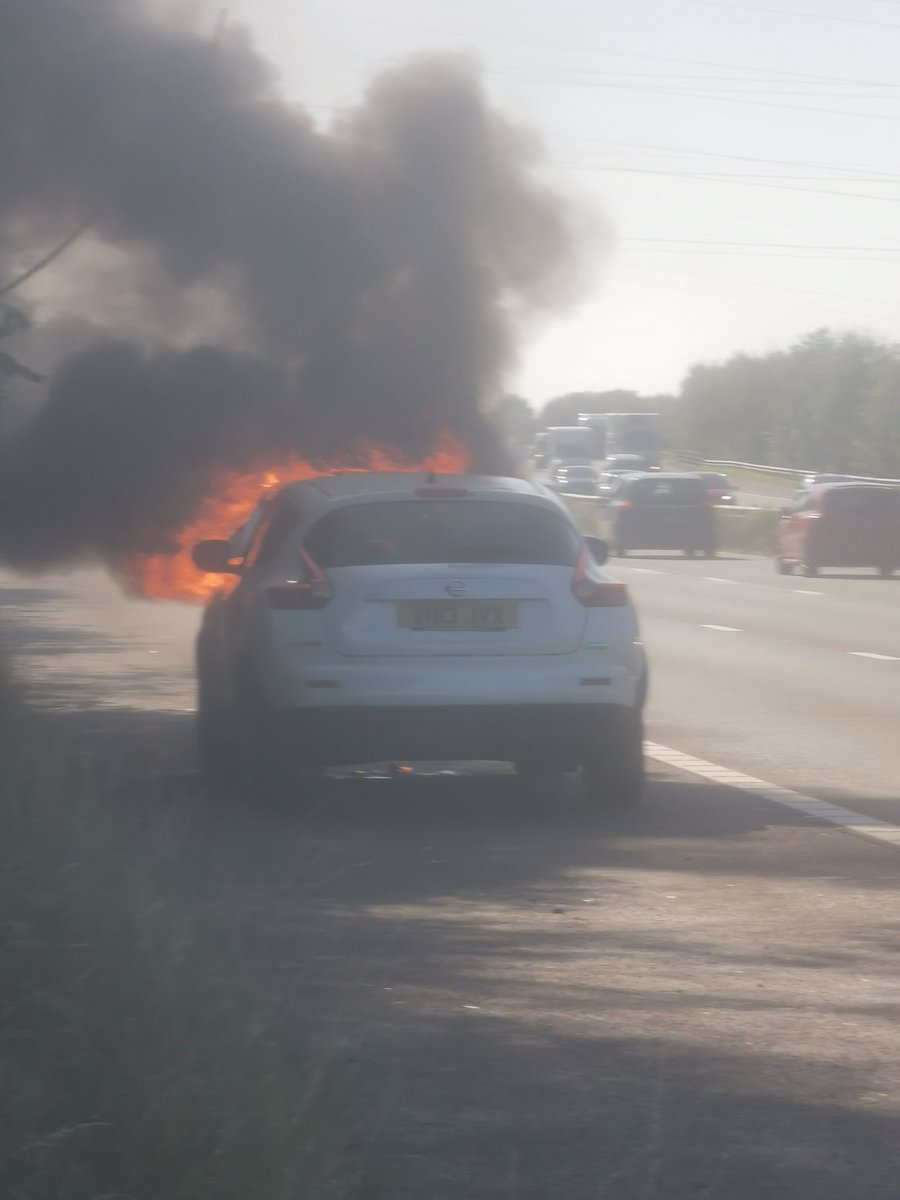 pinkpineapple14's tweet photo. Yesterday, without warning my 2013, well maintained @Nissan Juke spontaneously caught fire whilst I was driving home. It took approx 5 mins from me getting out of the car to get to this:
How is this acceptable at any age or mileage? (my mileage was around 50-60K) https://t.co/0OQcYy272T