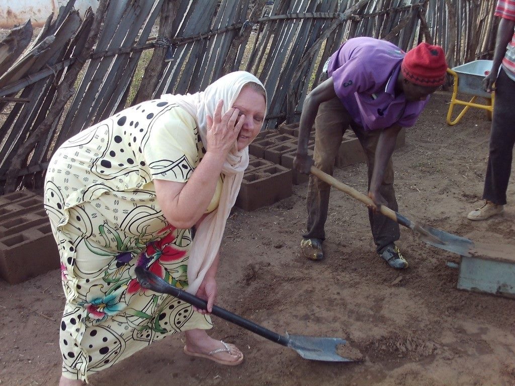 RosettaCeesay's tweet photo. #Women's work is never done! #Building #blockmaking #Batti #Gambia https://t.co/MZYqPLjWCx