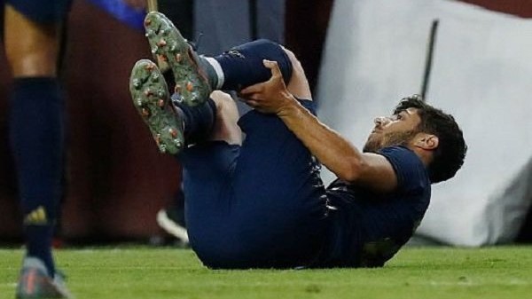 But in the 58th minute of the game, following a tussle between Arsenal’s Aubameyang and him, Asensio went to the ground clutching his knee in pain. Zidane knew that it was bad almost immediately, covering his face in dismay.