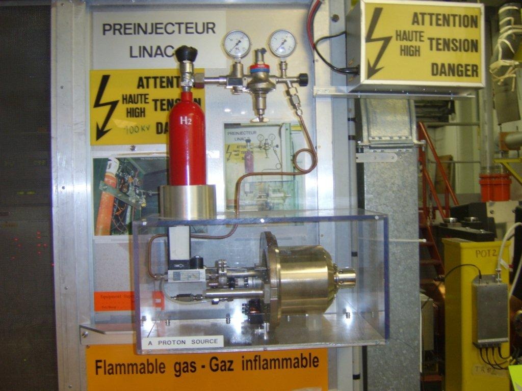 12 years ago today on 10 September 2008, the world's largest particle accelerator, the  #LHC, came online! In honour of this anniversary, today I present a thread of: @MileyCyrus AS STAGES IN THE  @CERN ACCELERATOR COMPLEX It all starts with a simple bottle of hydrogen gas!