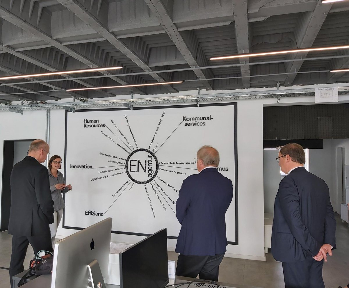 en_agentur's tweet photo. Das war mal was. Debatte über Digitalökonomie, Klimawandel und unternehmerische Verantwortung mit Ruhrbischof Dr. Franz-Josef Overbeck, Pfarrer Andreas Lamm, Landrat Olaf Schade und BM Dirk Glaser. #enagentur #enkreis #wirtschaftsförderung #zeero #csr #grauzone #hattingen https://t.co/cFUhnejpiw