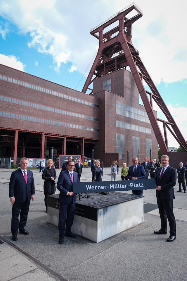 Vor etwas mehr als einem Jahr verstarb Dr. Werner Müller. Um seine Lebensleistung zu würdigen, wurde ihm zu Ehren heute das Forum vor der Kohlenwäsche auf dem UNESCO-Welterbes Zollverein in den Werner-Müller-Platz umbenannt.