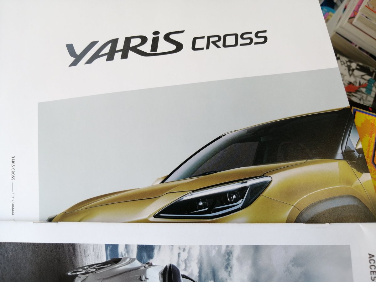 Masaki マンガの貸本屋 ヤリスクロスを見に行ってきた 色んな車が混ざってるデザインで面白かった ハリアーにジープに昔のマツダ車 ヘッドライト周りはrx 8みたいで好き 笑 標準でオーバーフェンダーはいいね トヨタエンブレムのダサさ 個人的感想 が