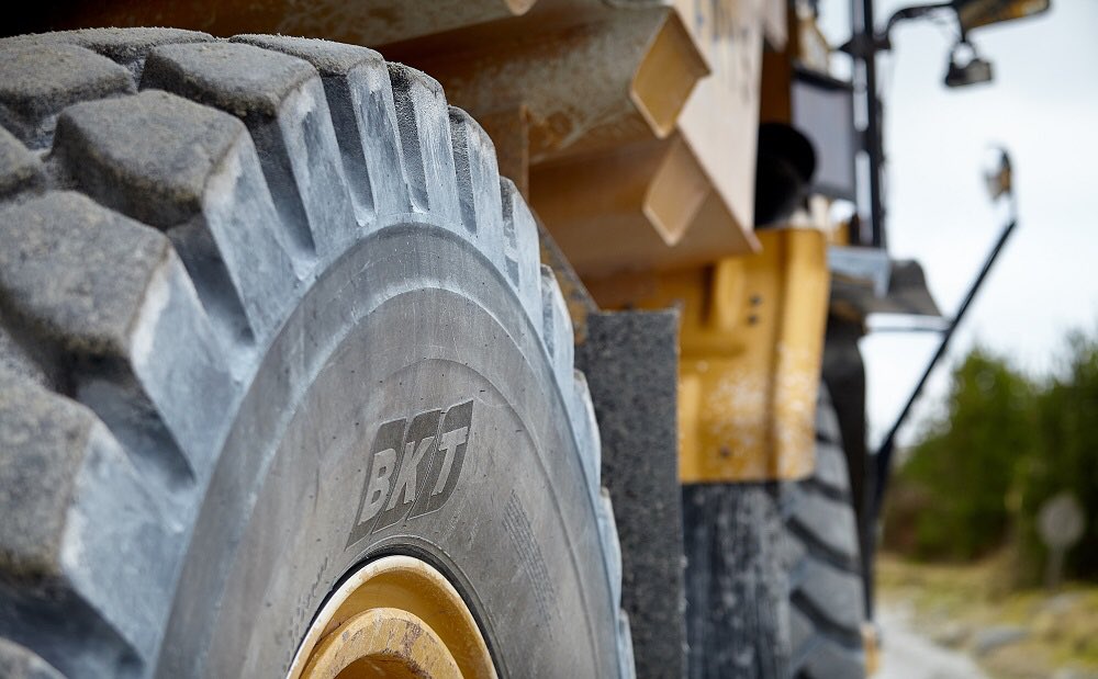 MEqOfficial's tweet photo. To fit out the dumpers (CAT 775G), the choice fell on a #quarry bestseller from @BKTtires, #EARTHMAX SR 45 M, in the 24.00 R 35 size. 👉🏻 https://t.co/YzdJJfSyEp https://t.co/kgF7eVXKUM
