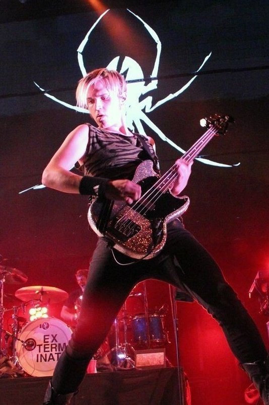 HAPPY BIRTHDAY MIKEY WAY!!  have a wonderful day king <3 
