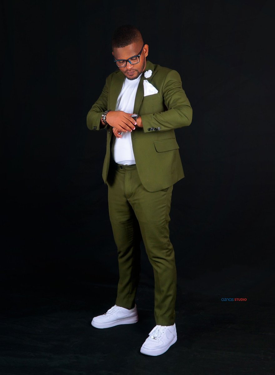 The Green Suit - The most Flexible Suit Color. @mubarac__zaid Dressed by us @shatry__collection_dar 

#greensuit #menswear #menstyleguid